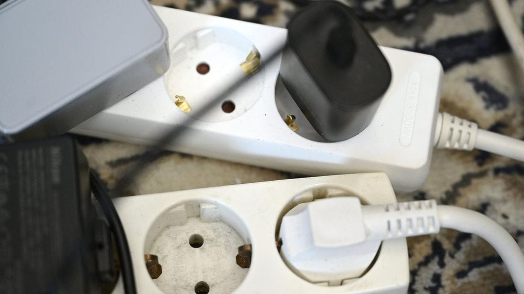 Kansalaisaloite sähkön siirtohinnoittelun kohtuullistamisesta etenee eduskuntaan.