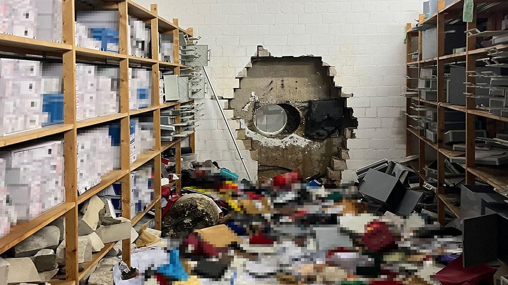 Poliisin jakamassa kuvassa näkyy valtava aukko Sparkassen pankkiholvin seinässä Gelsenkirchenissä Saksassa.
