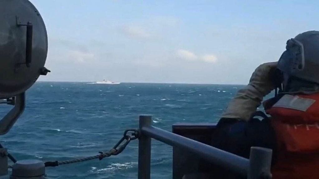 Kuvassa Taiwanin rannikkovartiosto tähystämässä kiinalaista sota-alusta.