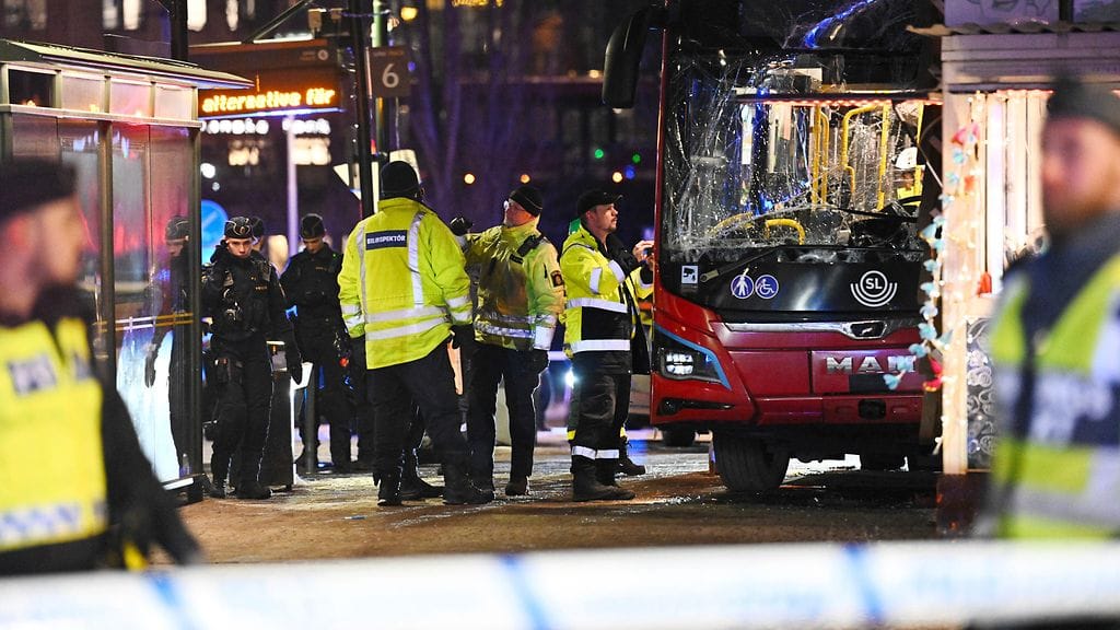 Bussi ajoi päin rakennuksen julkisivua Liljeholmenissa Etelä-Tukholmassa.