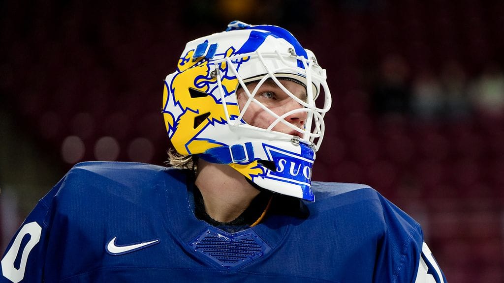 Petteri Rimpinen yrittää pysäyttää Kanadan superlupauksen Gavin McKennan uudenvuodenyönä.