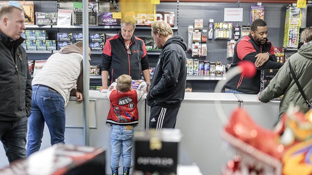 AOP Asiakkaat jonottivat ilotulitekaupassa Hollannin Hengelossa uudenvuodenaattona. Valtakunnallinen kuluttajailotulitteiden kielto on tulossa voimaan vuonna 2026..