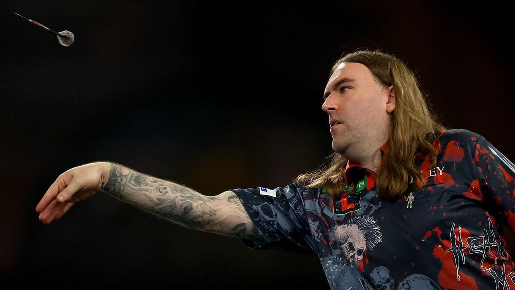 Ryan Searle ei näe, mihin hänen heittämänsä tikka osuu taulussa.