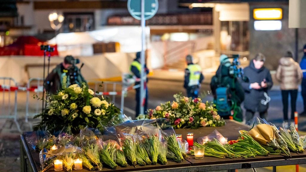 LK 1.1.2026 Kukat ja kynttilät Crans-Montanassa paikalla, jossa tulipalo riehui uudenvuodenyönä. Palo sveitsiläisessä alppikohteessa vaati kymmeniä kuolonuhreja ja satakunta loukkaantui.