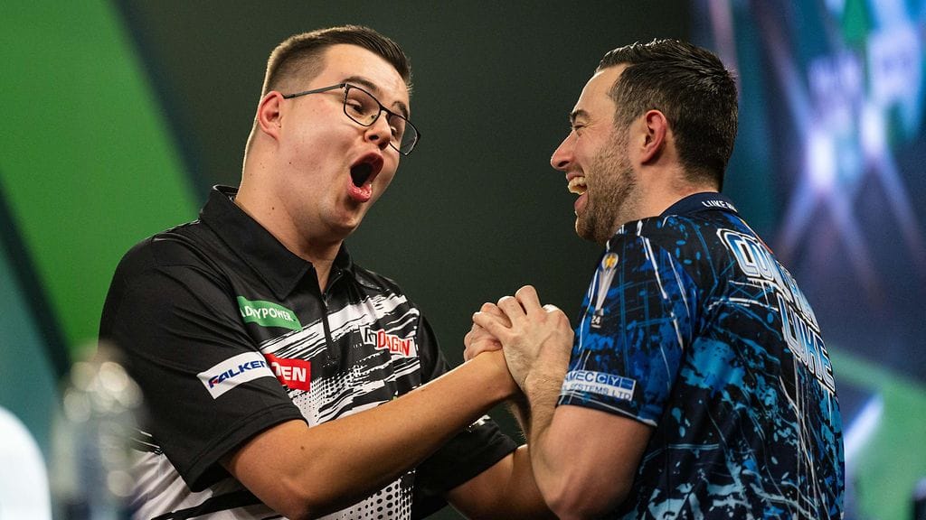 Gian van Veen (vas.) löi Luke Humphriesin (oik.) dartsin MM-kisojen puolivälierissä.