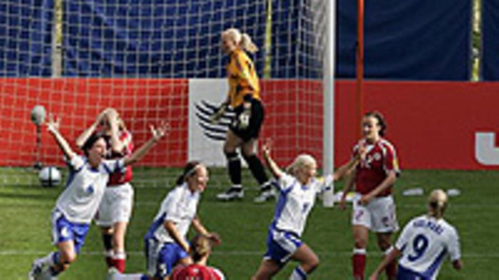 Suomen naiset juhlivat Heidi Kackurin maalia, kuva: Michael Steele