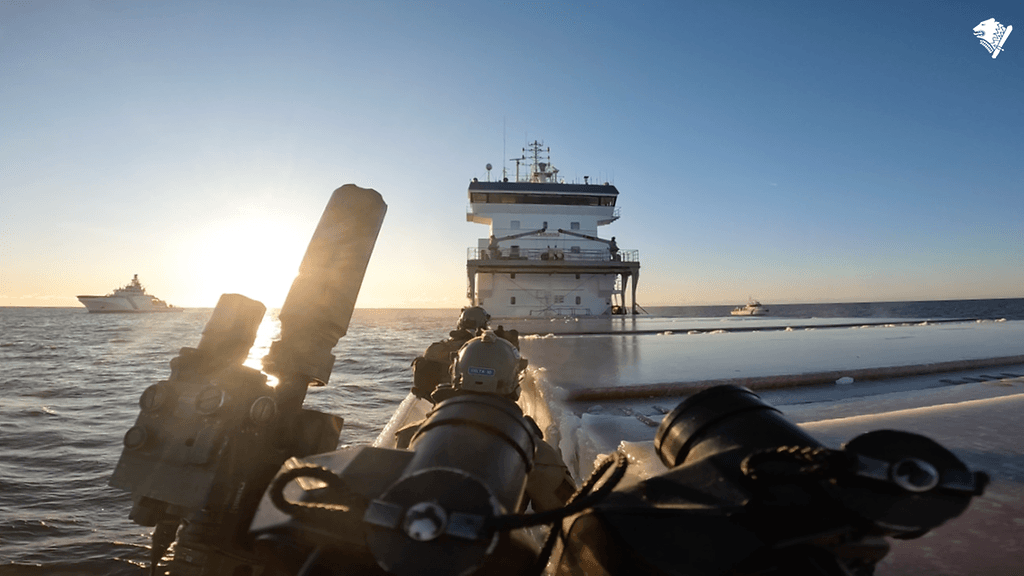 Elisan merikaapeli rikkoutui Suomen ja Viron välillä uudenvuodenaattona. Rajavartioston kuva.