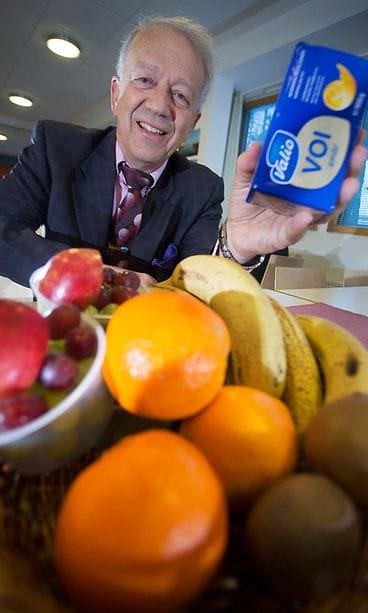 AOP Pekka Puska, hedelmälautanen ja voipaketti.