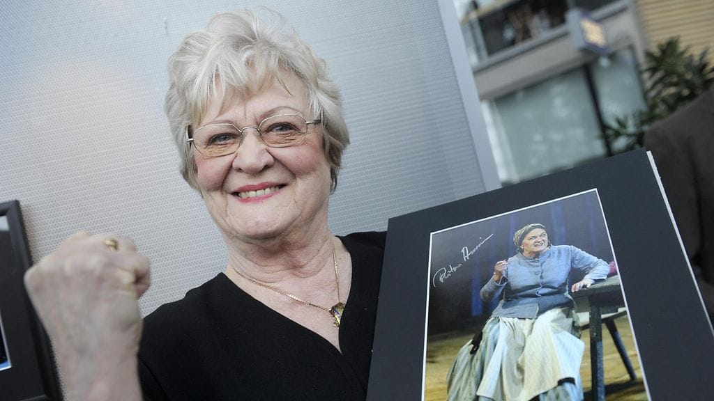 Ritva Auvinen Sata vuotta – Sata tähteä -valokuvanäyttelyn avajaisissa Helsingissä tiistaina 3. huhtikuuta 2012. Auvinen esitteli kuvaa Savonlinnan oopperajuhlilta.