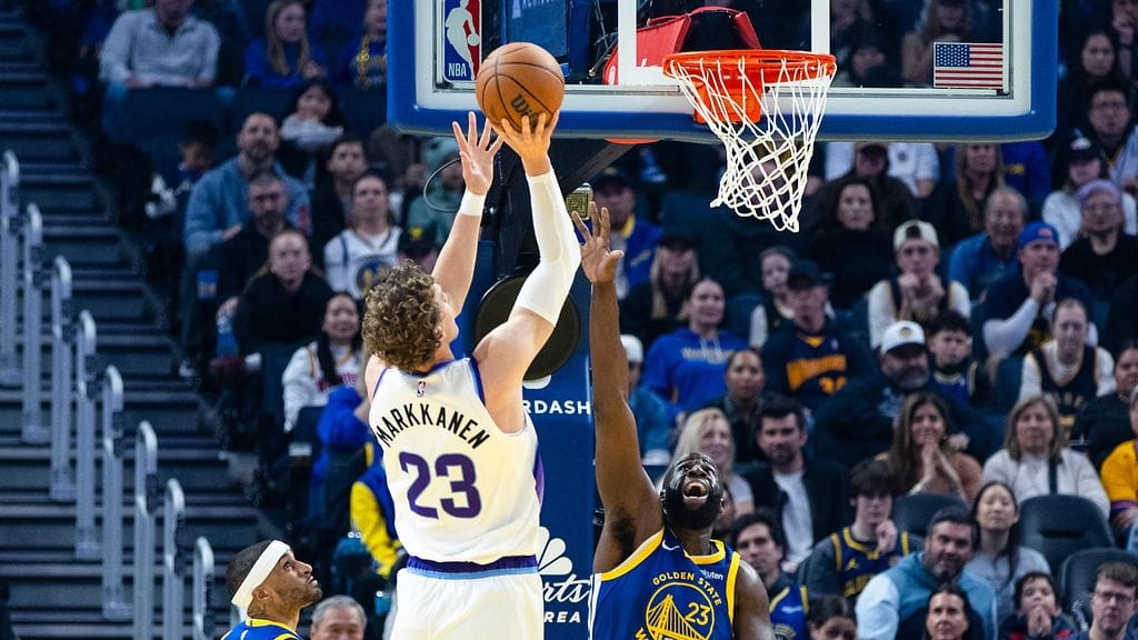 Utah Jazzin Lauri Markkanen heitti koripallon NBA:ssa 35 pistettä Golden State Warriorsia vastaan.