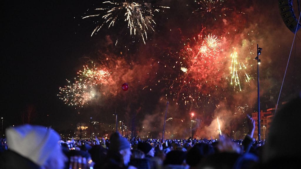 Ilotulitus uudenvuoden juhlassa Kansalaistorilla Helsingissä.