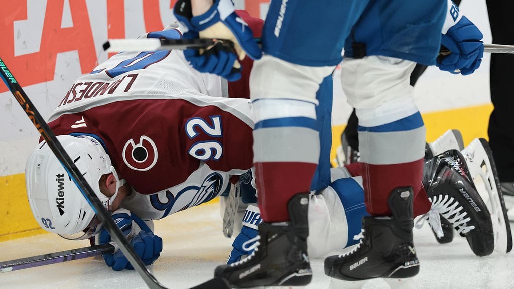 Gabriel Landeskogin ottelu päättyi tolppatörmäykseen.