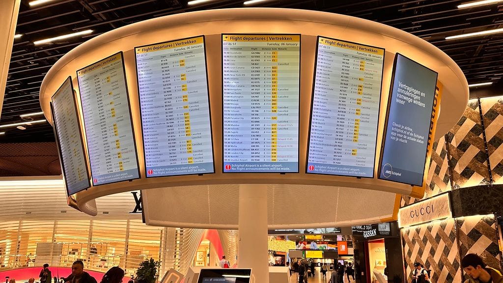 Schipholin lähtevien ja saapuvien lentojen listalla valtaosa lennoista on peruttu ja viivästynyt.