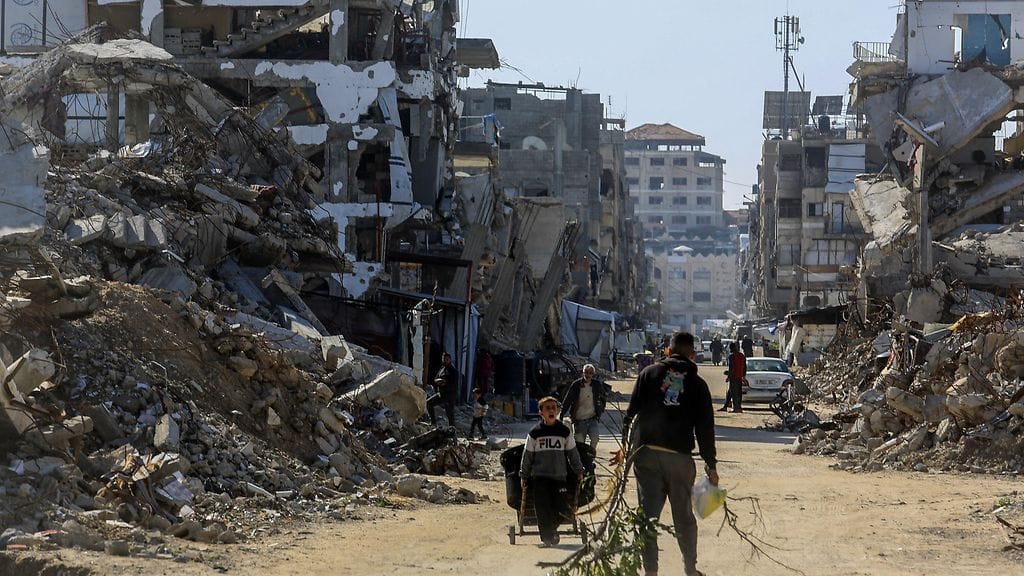 Palestiinalaisia Israelin pommittaman Gazan kaduilla 5. tammikuuta 2026.