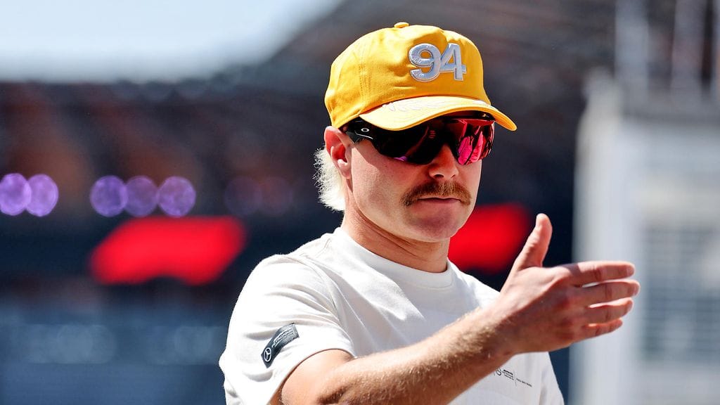 Valtteri Bottas hyppää ikoniseen Ferrariin.