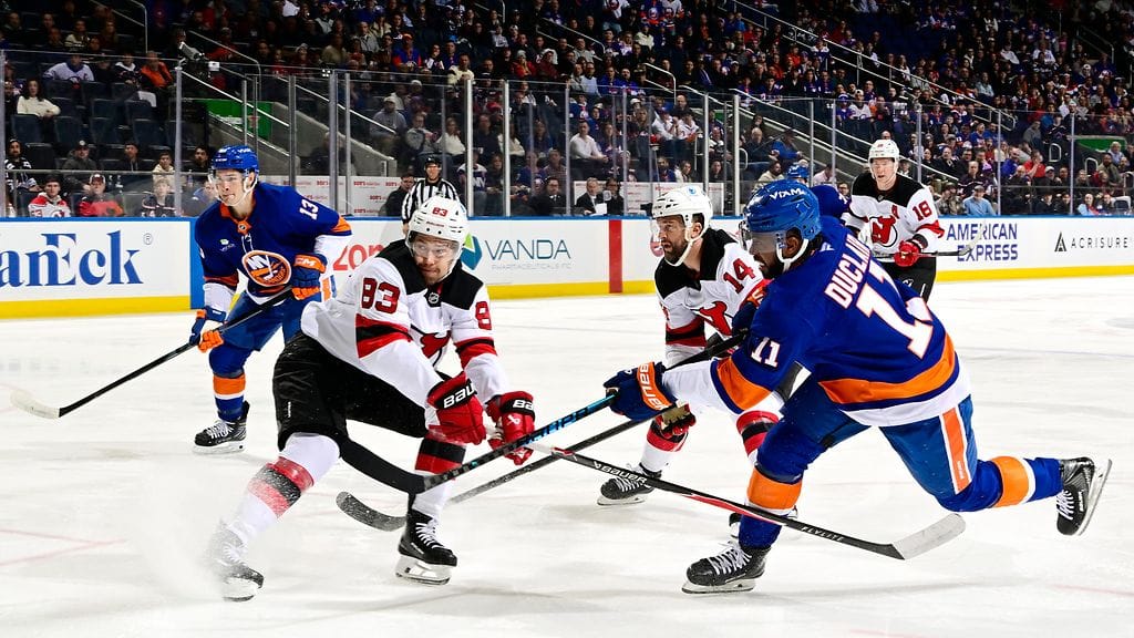 New Jersey Devilsin Juho Lammikko todisti tässä, kun New York Islandersin tehoniekka Anthony Duclair iski ensimmäisen maalin.