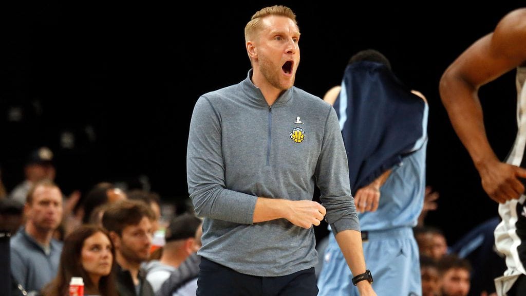 Tuomas Iisalo ohjeisti Memphis Grizzliesiä voitokkaassa ottelussa San Antonio Spursia vastaan.