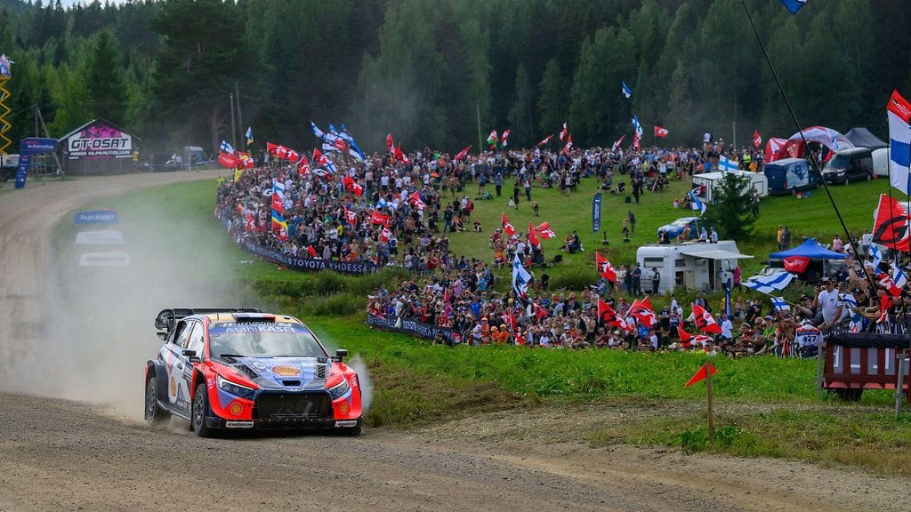 Hyundain Adrien Fourmaux vauhdissa Suomen MM-rallissa 2025.