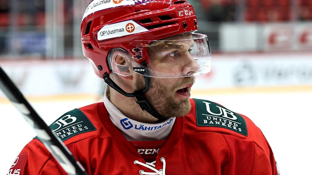 Iiro Pakarinen hyppää tositoimiin.