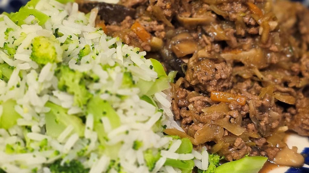 Akseli Herlevin inkivääri-jauhelihamuhennos on helppo ja proteiinipitoinen ruoka. Tarjoile parsakaaliriisin kera!