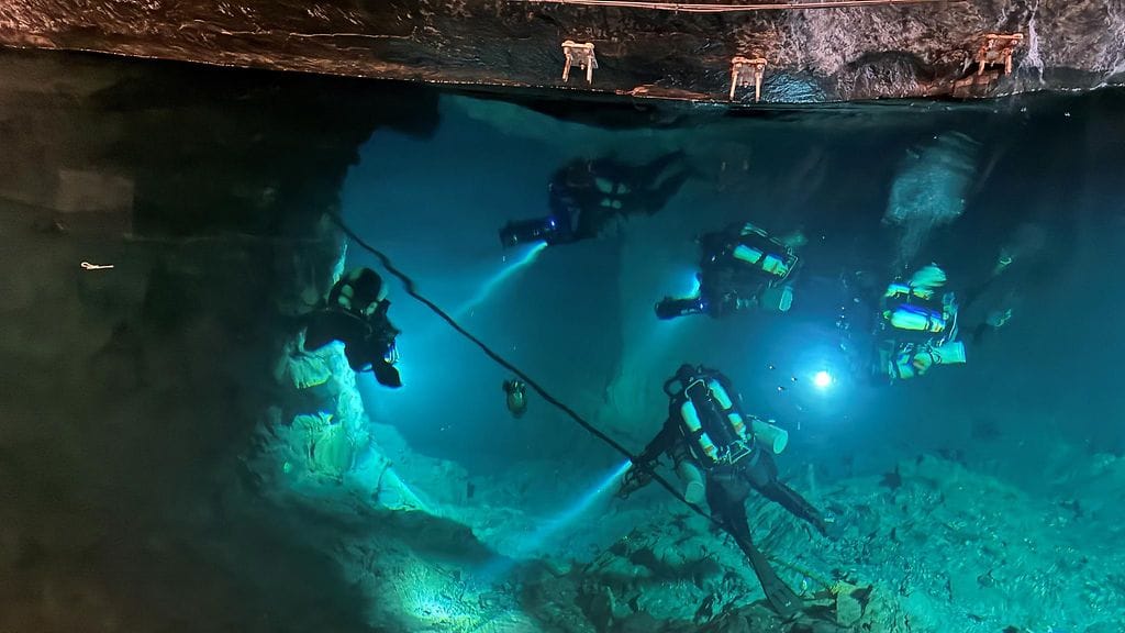 Merivartioston julkaisema kuva operaatiosta. Ruotsin poliisi pyysi apua Rajavartiolaitokselta.