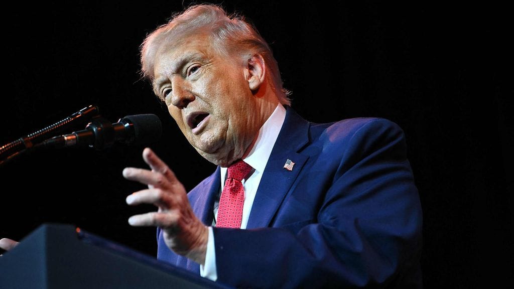 "Presidentti Trump lopettaa Yhdysvaltojen osallistumisen kansainvälisiin järjestöihin, jotka heikentävät Amerikan itsenäisyyttä ja tuhlaavat veronmaksajien rahoja tehottomiin tai vihamielisiin ohjelmiin", tiedotteessa todetaan.