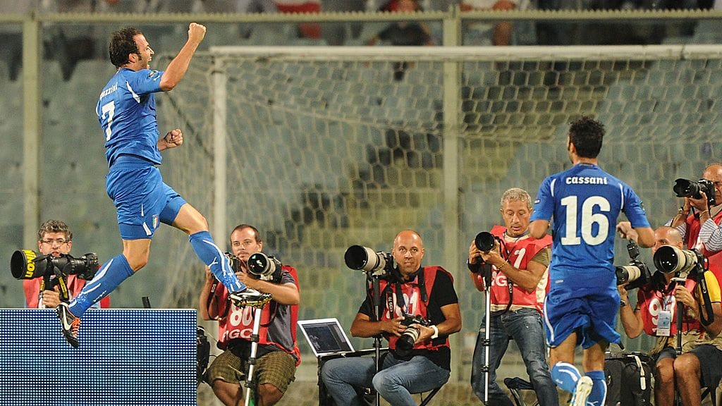 Giampaolo Pazzini tulettaa maalia, joka vei Italian EM-kisoihin.