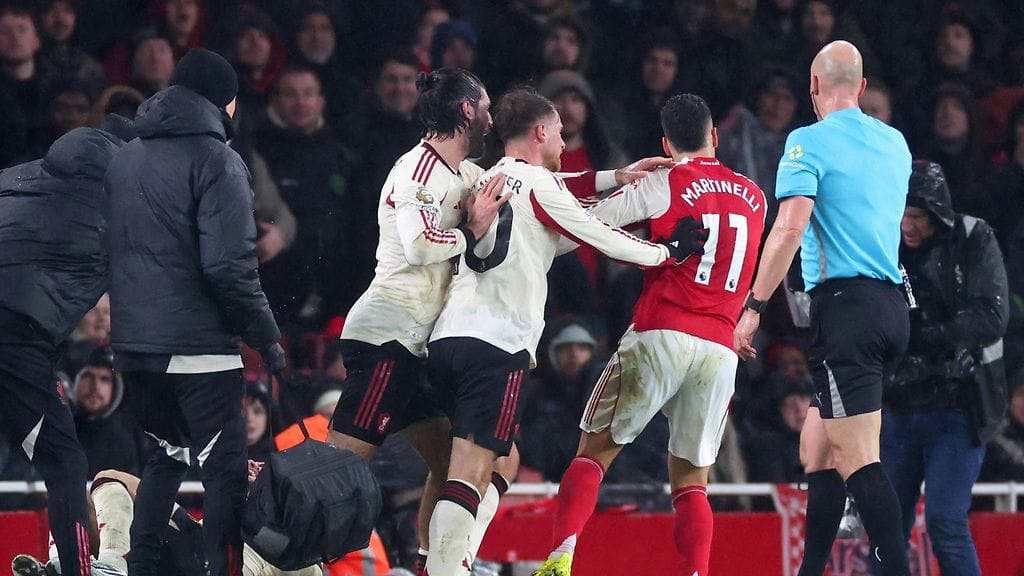 Arsenalin Gabriel Martinelli (oik.) törttöili Liverpoolia vastaan pelatussa ottelussa.