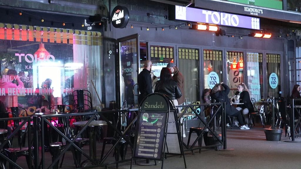 Helsingin ydinkeskustassa Mikonkadulla sijaitseva Tokio Karaoke on auki ympäri vuorokauden jokaisena päivänä viikossa.