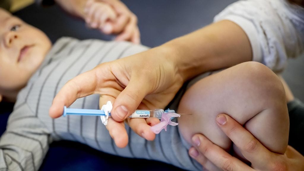 Kuvassa vauva saa rokotuksen RS-virusta vastaan.