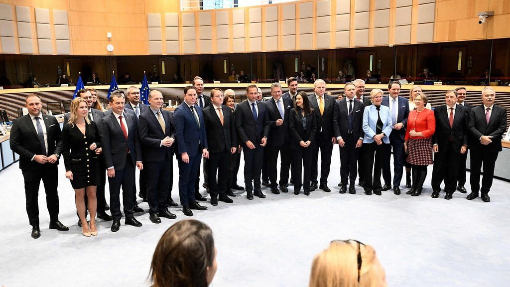 EU:n maatalousministerit poseerasivat ryhmäkuvassa Mercosur-sopimusta koskevan kokouksen aikana Euroopan komissiossa Brysselissä 7. tammikuuta 2026.