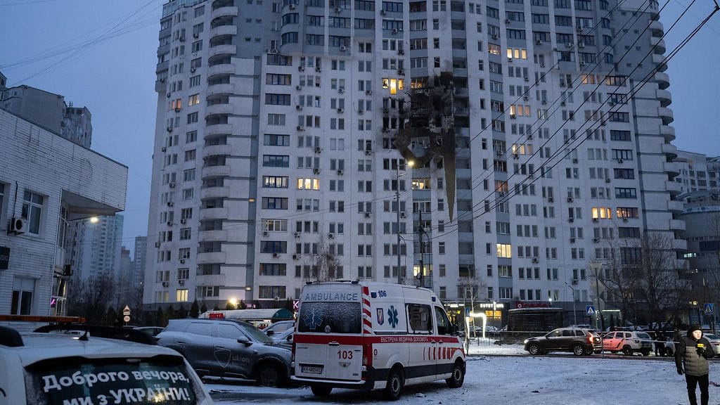 Kuvituskuvassa näkymä venäläisten drooni-iskun jäljiltä Ukrainan pääkaupungissa Kiovassa 9. tammikuua 2026.