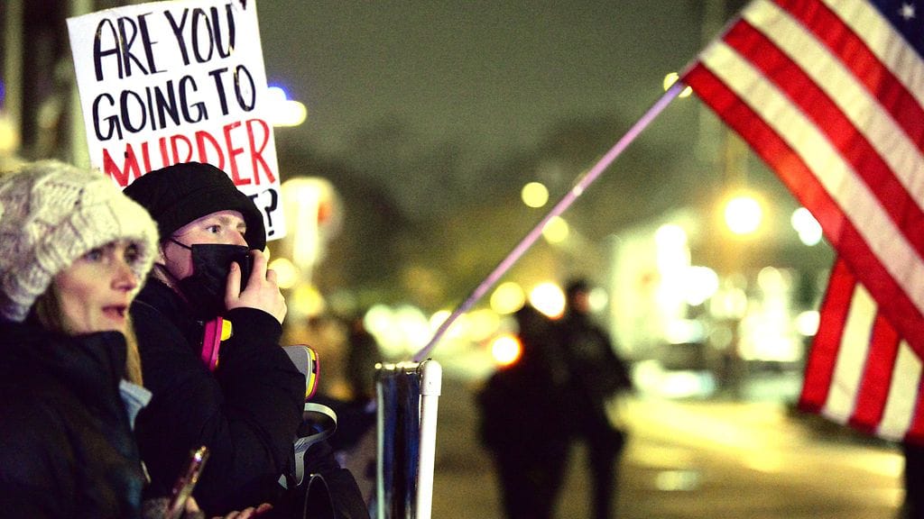 Mielenosoittajia Portlandissa, Yhdysvalloissa, jossa viranomaiset ampuivat kahta ihmistä.