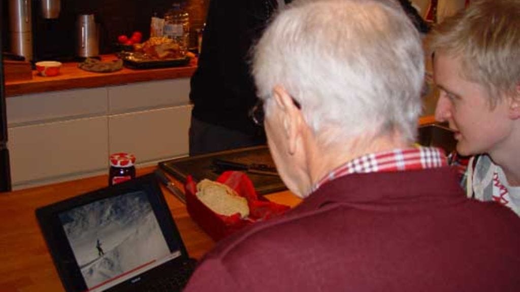 Uolevi, 79, ja Oskari, 19, tietokoneen äärellä.