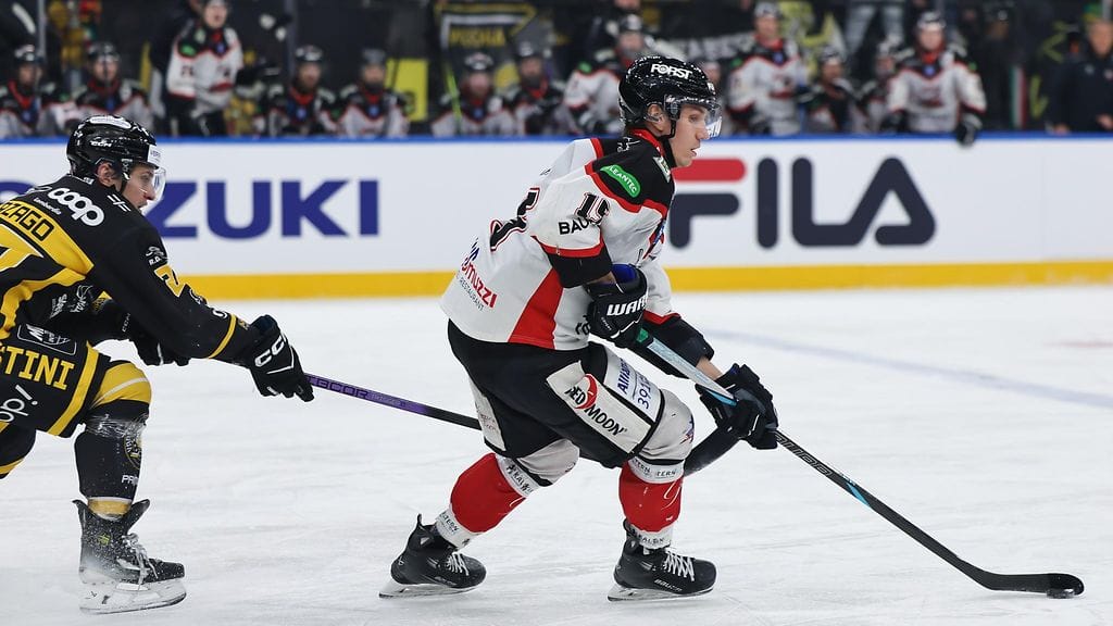 Mikael Saha viilettämässä ensimmäisessä virallisessa ottelussa tulevalla olympianäyttämöllä.