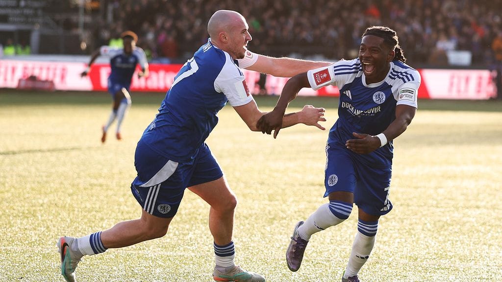 Macclesfieldin Isaac Buckley-Ricketts juhlia maaliaan Crystal Palacea vastaan joukkuekaveri Josh Kayn kanssa.