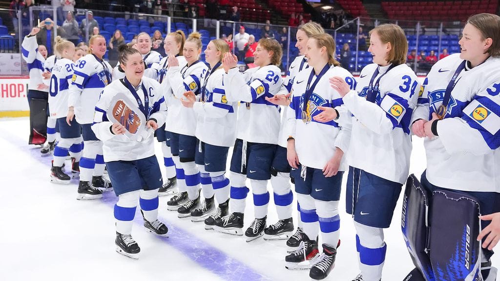 Naisleijonat on tuttu näky arvokisojen mitalikolmikossa. Kuva kevään 2024 MM-pronssijuhlista.