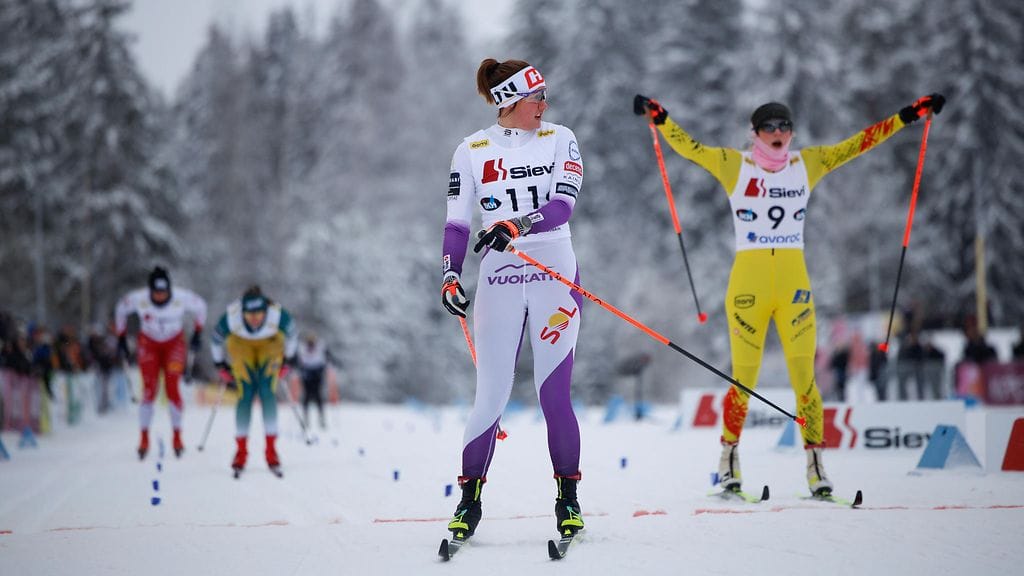 Katri Lylynperä ei uskaltanut heti tuulettaa voittoaan. Toiseksi yltänyt Ella Noora Haapalehto sen sijaan otti ilon irti.