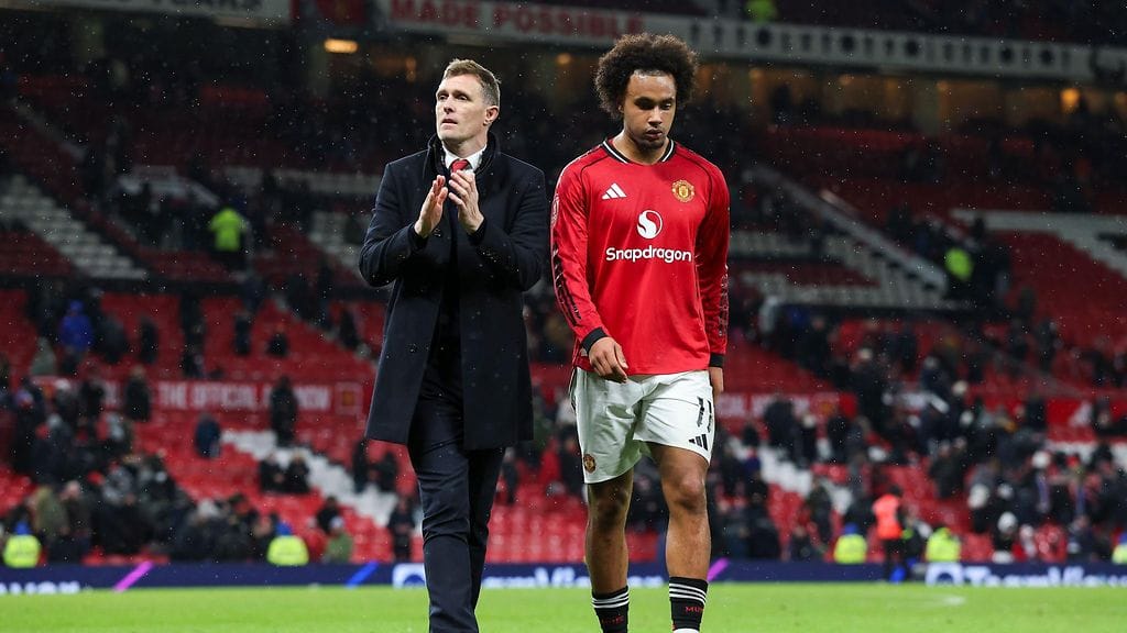 Manchester Unitedin väliaikaismanageri Darren Fletcher ja hyökkääjä Joshua Zirkzee poistuivat estradilta allapäin Brighton-tappion jälkeen.