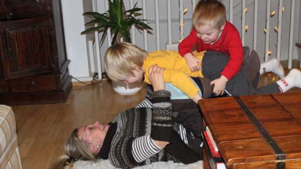 Tyttärenpojat pitävät mummin liikkeessä.