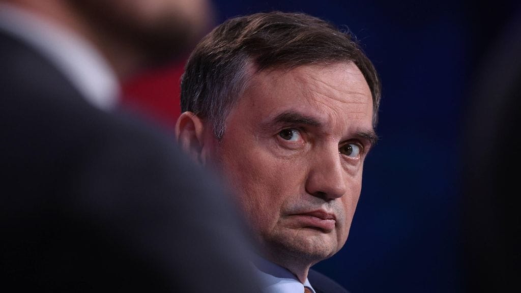 Puolan entistä oikeusministeriä Zbigniew Ziobroa syytetään kotimaassaan julkisten varojen väärinkäytöstä.