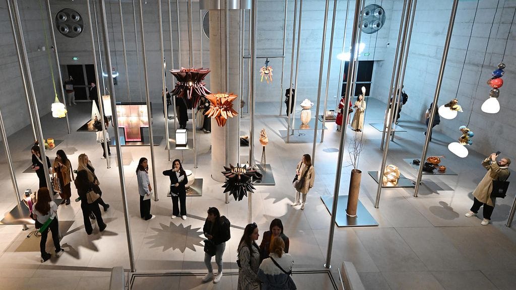 Ruotsin ulkoministeriä harmittaa muun muassa se, että rikkaat venäläiset voivat pukeutua italialaisiin merkkivaatteisiin. Kuvituskuva on muotiviikolta Milanosta.