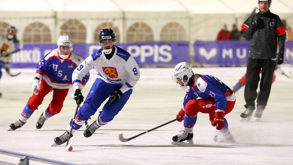 Suomen Niklas Holopainen karkaa Yhdysvaltain pelaajilta jääpallon MM-kisoissa Porissa.