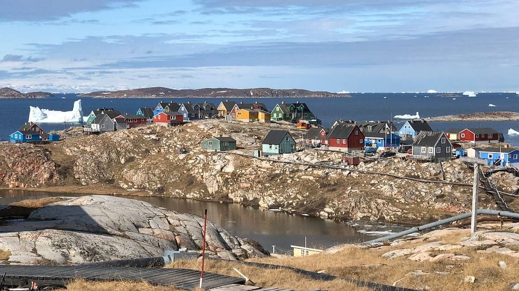 Asiaat Grönlannissa kesäasussaan.
