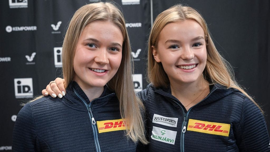 Heta Hirvonen (vas.) ja Minja Korhonen lähtivät rohkeasti kokeilemaan siipiään mäkihypyssä. Kuva syksyltä 2024.