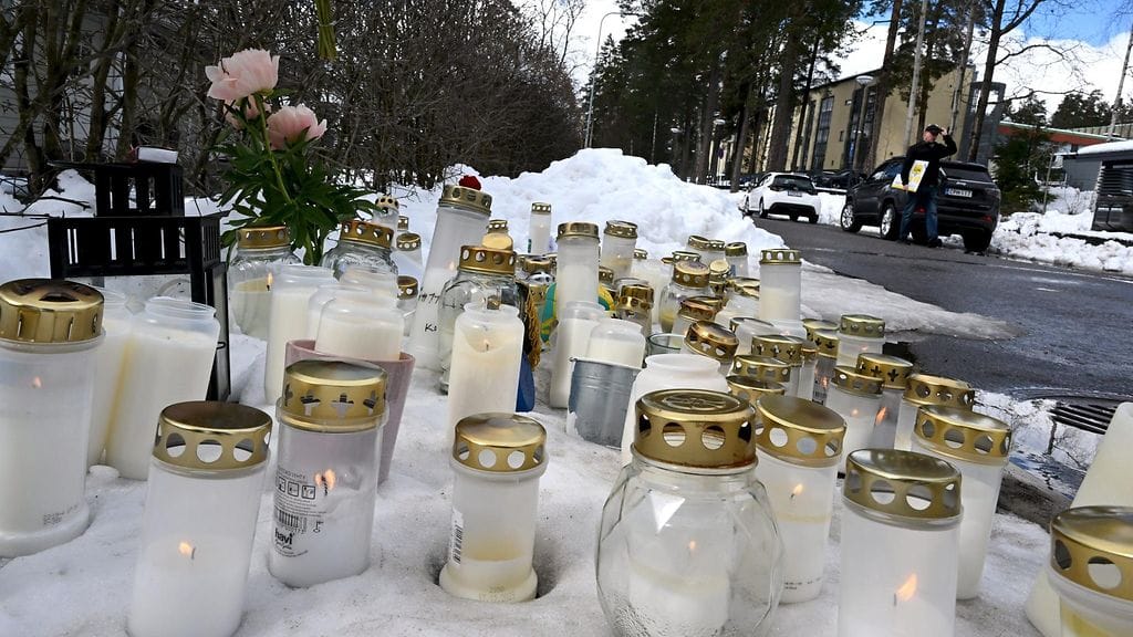Muistokynttilöitä Granhultin alakoulun läheisyydessä Kauniaisissa 24. huhtikuuta 2024.
