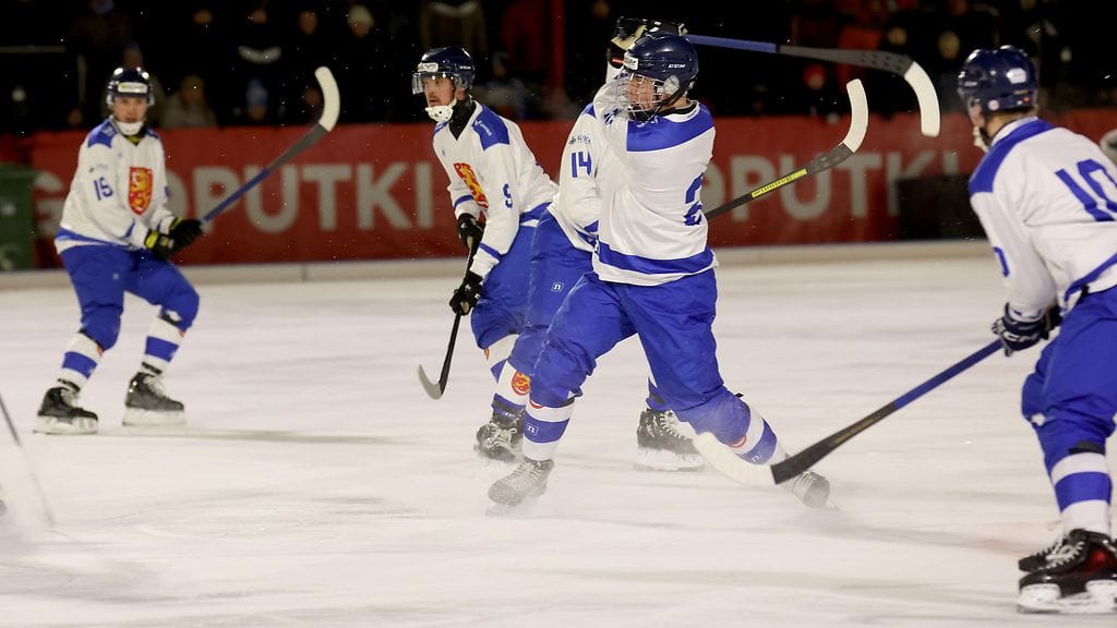Suomen Topi Saukkonen laukomassa jääpallon MM-kisoissa USA-ottelussa maanantaina.