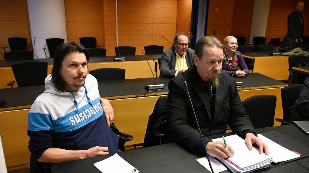 Marko Vapa (vas.) Helsingin käräjäoikeuden istuntosalissa, jossa alkoi tiistaina nettivideoita salaisista tunnelisodista tehneiden syytteen käsittely turvallisuussalaisuuden paljastamisesta.