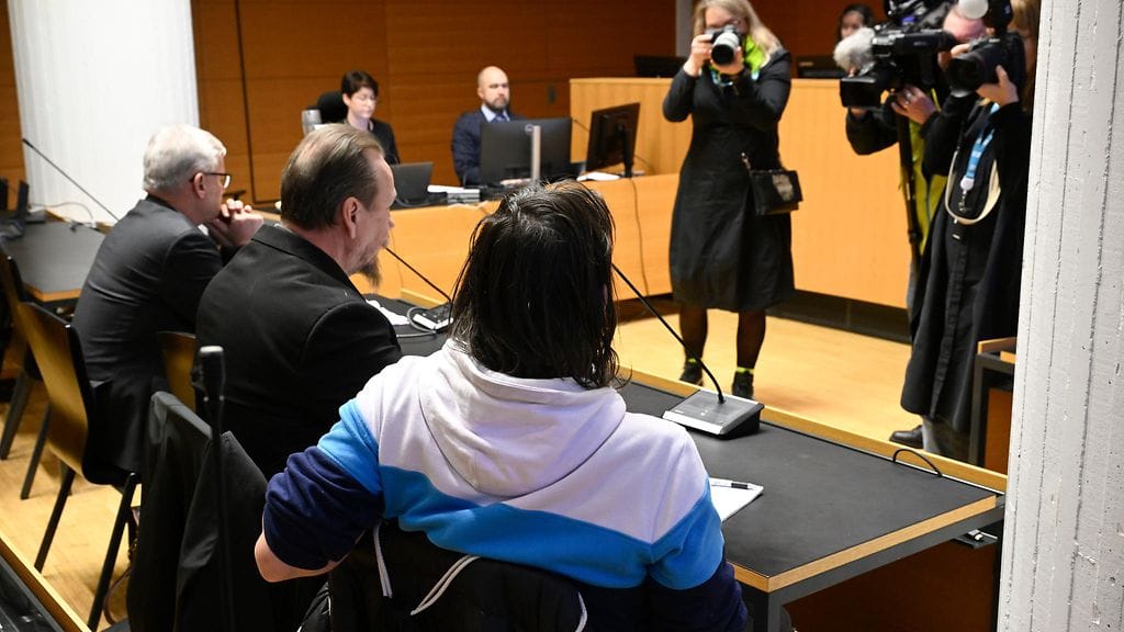 Syytetty Helsingin käräjäoikeuden istuntosalissa, jossa alkoi tiistaina nettivideoita salaisista tunnelisodista tehneiden syytteen käsittely.