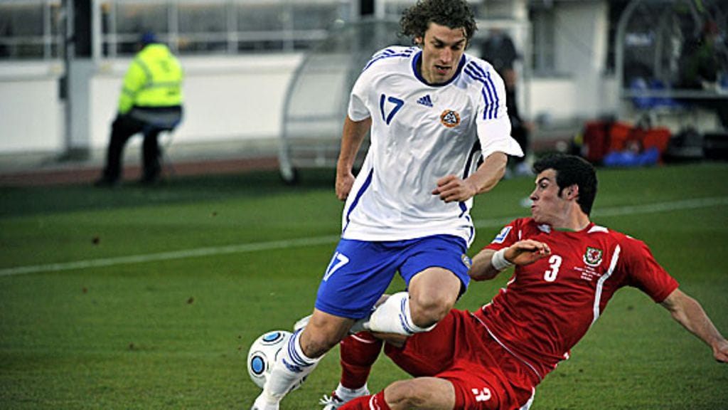 Roni Porokara ja Walesin Gareth Bale, kuva: Antti Aimo-Koivisto / Lehtikuva